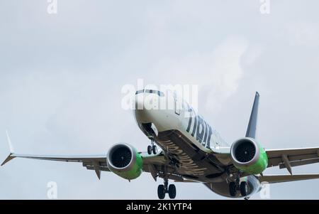 Un Boeing 737MAX di Flair Airlines è visto atterrare in una giornata nuvolosa all'aeroporto di Kitchener-Waterloo. Foto Stock