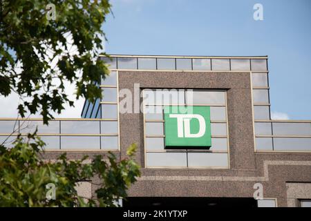 Il logo TD, Toronto-Dominion Bank, è visibile su un segno in cima a una filiale bancaria durante il giorno. Foto Stock