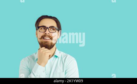 Giovane uomo caucasico divertente sorridente guardando in su sognando pensando a futuro felice e nuove idee Foto Stock