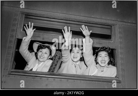 EVACUAZIONI GIAPPONESI USA WW2 American Propaganda immagine delle donne giapponesi che vengono delocalizzate in un centro di elaborazione. Los Angeles, California. Arrivederci mentre il treno si allontana dalla stazione. Queste ragazze sono sul loro senso ad un centro di riunione con altre da questa zona dell'ascendenza giapponese. Successivamente saranno trasferiti ad un centro dell'autorità di trasferimento della guerra per trascorrere la durata. Data 1 aprile 1942 seconda guerra mondiale guerra del Pacifico Foto Stock