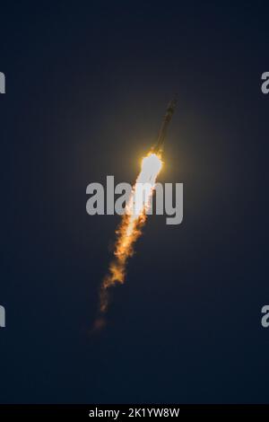 Baikonur, Kazakistan. 21st Set, 2022. Il razzo Soyuz MS-22 viene lanciato alla Stazione spaziale Internazionale con l'astronauta della spedizione 68 Frank Rubio della NASA, e i cosmonauti Sergey Prokopyev e Dmitri Petelin del Roscosmo a bordo, mercoledì 21 settembre 2022, dal Cosmodromo di Baikonur in Kazakhstan. Rubio, Prokopyev e Petelin trascorreranno circa sei mesi sul complesso orbitale, tornando sulla Terra nel marzo 2023. NASA Photo by Bill Ingalls/UPI Credit: UPI/Alamy Live News Foto Stock