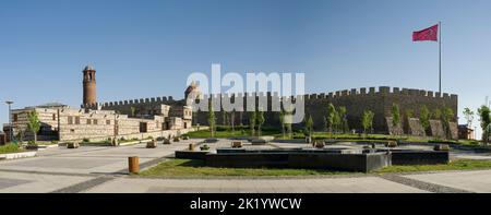 Erzurum, Turchia, 28.06.2021; Castello di Erzurum. Vista sulle mura storiche del Castello di Erzurum dal Parco Centrale. Turchia Foto Stock