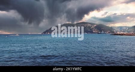 Nuvole tempesta e l'isola, tempesta che passa sopra l'oceano, nuvole drammatiche Foto Stock