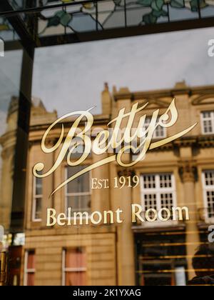 Bettys Café Tea Rooms, St Helen’s Square, York, North Yorkshire, Inghilterra, REGNO UNITO Foto Stock