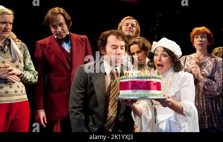 Front center: Daniel Evans (Robert), Samantha Spiro (Amy) in COMPAGNIA al Crucible Theatre, Sheffield, Inghilterra 05/12/2011 musica e testi: Stephen Sondheim design: Christopher Oram illuminazione: Neil Austin regista: Jonathan Munby Foto Stock