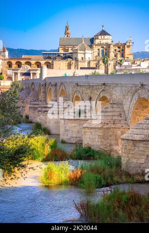 Cordoba, Spagna. Ponte Romano sul fiume Guadalquivir e la Grande Moschea (Cattedrale Mezquita) nella città di Cordoba, Andalusia. Foto Stock