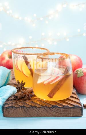 Cocktail di sidro di mele duro con cannella autunnale e anice stellato Foto Stock