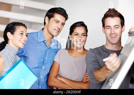 Ognuno porta qualcosa di diverso per il team. Un team di architetti che collaborano a un progetto insieme. Foto Stock