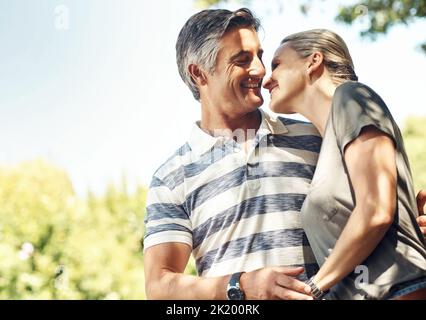 Condividere un momento intimo, una coppia affettuosa e matura che si gode una giornata nel parco. Foto Stock