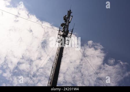 Torre di telecomunicazioni di cellulari 4G e 5G. Stazione base macro. Apparecchiature di telecomunicazione per reti radio 5G con moduli radio e antenne intelligenti Foto Stock