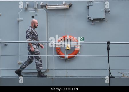 Halifax, Nuova Scozia, Canada. Settembre 21st, 2022. La LÉ James Joyce (P62), una nave di pattuglia offshore (OPV) di classe Samuel Beckett del servizio navale irlandese in visita nel porto di Halifax. La nave trascorrerà quattro giorni, e sarà aperta al pubblico, prima di tornare attraverso l'Atlantico fino alla base irlandese. Credit: Meanderingemu/Alamy Live News Foto Stock