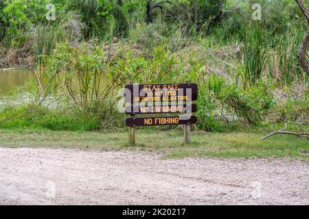 Un cartello marrone di avvertimento a Weslaco, Texas Foto Stock