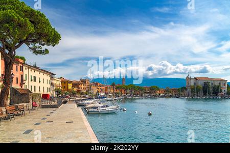 Esplanade e porto di Maderno sul Lago di Garda nel nord Italia Foto Stock