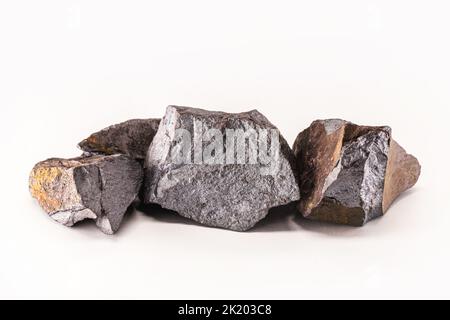 minerale di acciaio, prodotto da minerale di ferro, sfondo bianco isolato Foto Stock