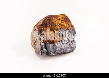 minerale di acciaio, prodotto da minerale di ferro, sfondo bianco isolato Foto Stock