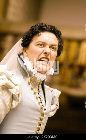 Yolanda Vasquez (Beatrice) in MUCH ADO ABOUT NOTHING di Shakespeare al Globe di Shakespeare, Londra SE1 02/06/2004 musica: Claire van Kampen Costumi: Luca Costigliolo regista / Maestro di Gioca : Tamara Harvey Foto Stock