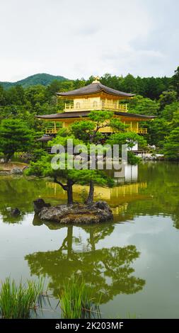 Kinkaku-ji, ufficialmente chiamato Rokuon-ji, è un tempio buddista Zen a Kyoto, Giappone. E' uno dei punti di riferimento piu' popolari in Kyoto. Foto Stock