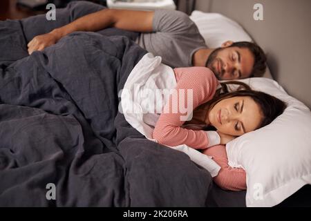 Un buon sonno, un marito e una moglie dormono a letto. Foto Stock