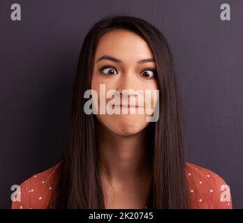 Shes ha ottenuto la vostra attenzione. Una donna piuttosto giovane che guarda la macchina fotografica. Foto Stock