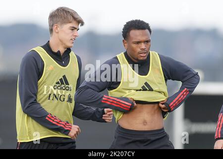 Tubize, Belgio, 21/09/2022, Charles De Ketelaere del Belgio e Lois Openda del Belgio, nella foto di una sessione di allenamento della nazionale belga di calcio, The Red Devils, mercoledì 21 settembre 2022 a Tubize, durante i preparativi per le prossime partite della UEFA Nations League. FOTO DI BELGA BRUNO FAHY Foto Stock