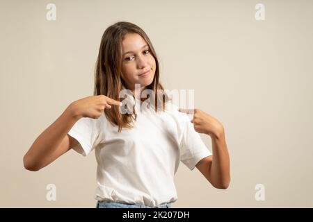 Ragazza teen ispanica in posa isolata si sente orgogliosa e sicura di sé, modello di ruolo Foto Stock