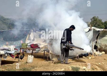 Gujranwala, Pakistan, 21 settembre 2022. Operatori sanitari impegnati in spray anti-dengue durante la campagna di fumigazione sotto la supervisione del Dipartimento della Salute, nelle aree colpite da alluvioni di Hyderabad Mercoledì, 21 settembre 2022. Un totale di 353 nuovi casi sono stati segnalati a Sindh nelle ultime 24 ore, ha detto il dipartimento. Il numero di pazienti nel mese di settembre ha raggiunto 3.594 e il numero totale di pazienti nel corso dell'anno ha raggiunto 6.163. Foto Stock