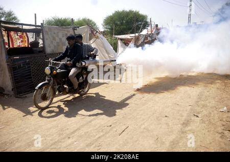 Gujranwala, Pakistan, 21 settembre 2022. Operatori sanitari impegnati in spray anti-dengue durante la campagna di fumigazione sotto la supervisione del Dipartimento della Salute, nelle aree colpite da alluvioni di Hyderabad Mercoledì, 21 settembre 2022. Un totale di 353 nuovi casi sono stati segnalati a Sindh nelle ultime 24 ore, ha detto il dipartimento. Il numero di pazienti nel mese di settembre ha raggiunto 3.594 e il numero totale di pazienti nel corso dell'anno ha raggiunto 6.163. Foto Stock