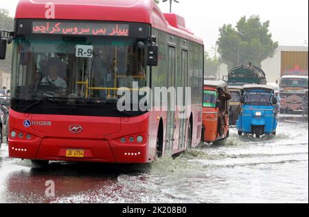 Gujranwala, Pakistan, 21 settembre 2022. Strada inondata da traboccante acqua fognaria, creando problemi per i pendolari, mostrando negligenza delle autorità interessate, vicino popolare Stop a Karachi il Mercoledì, 21 settembre 2022. Foto Stock