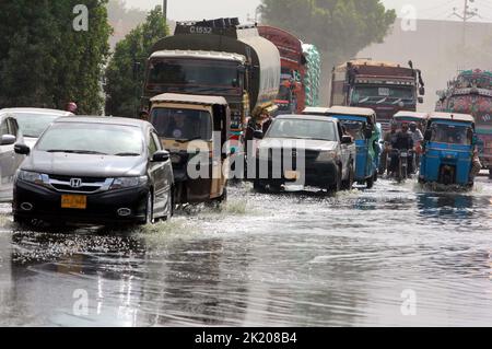 Gujranwala, Pakistan, 21 settembre 2022. Strada inondata da traboccante acqua fognaria, creando problemi per i pendolari, mostrando negligenza delle autorità interessate, vicino popolare Stop a Karachi il Mercoledì, 21 settembre 2022. Foto Stock