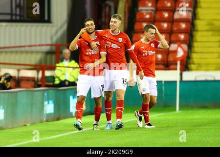 Stadio di Oakwell, Barnsley, Inghilterra - 20th settembre 2022 Ziyad Larkeche (26) di Barnsley festeggia con Jasper Moon (15) di Barnsley e Joe Ackroyd (18) dopo aver ottenuto il punteggio 2 - 0 - durante il gioco Barnsley contro Newcastle United U21, EFL Trophy, 2022/23, Oakwell Stadium, Barnsley, Inghilterra - 20th Settembre 2022 Credit: Arthur Haigh/WhiteRosePhotos/Alamy Live News Foto Stock