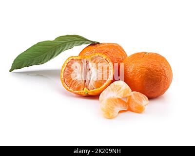 Niente di gustoso come un mandarino. Studio di tangerini su sfondo bianco. Foto Stock