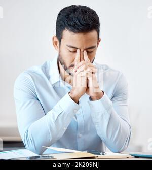 Stress, burnout e contabile che lavorano su tasse, audit e documenti finanziari o documenti alla scrivania ufficio è stanco. Finanza, dipendente o imprenditore Foto Stock