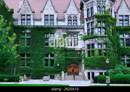 Chicago, USA - Agosto 2022: Un edificio in pietra di stile gotico sui quadri principali dell'Università di Chicago, l'edificio del Kent Laborartory. Foto Stock