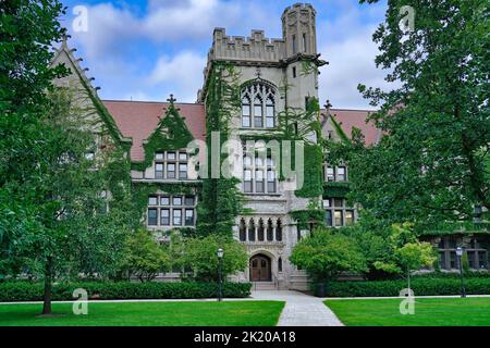 Chicago, USA - Agosto 2022: Un edificio Ryerson in pietra di stile gotico sui quadri principali dell'Università di Chicago. Foto Stock