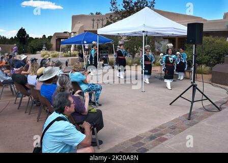 I membri nativi americani degli Zuni Olla Maidens dello Zuni Pueblo vicino a Gallup, New Mexico, si esibiscono in un evento pubblico a Santa Fe, New Mexico. Foto Stock