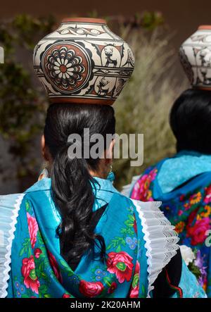 I membri nativi americani degli Zuni Olla Maidens dello Zuni Pueblo vicino a Gallup, New Mexico, si esibiscono in un evento pubblico a Santa Fe, New Mexico. Foto Stock