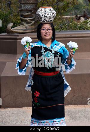 I membri nativi americani degli Zuni Olla Maidens dello Zuni Pueblo vicino a Gallup, New Mexico, si esibiscono in un evento pubblico a Santa Fe, New Mexico. Foto Stock