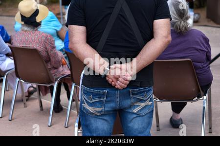 I visitatori osservano i membri dei nativi americani degli Zuni Olla Maidens provenienti dallo Zuni Pueblo vicino a Gallup, New Mexico, esibirsi a Santa Fe, New Mexico. Foto Stock