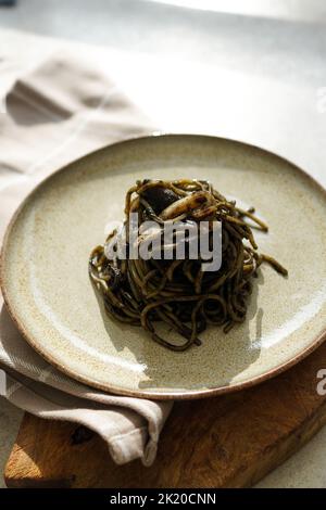 Spaghetti con inchiostro calamaro (spaghetti al nero di seppia) Foto Stock