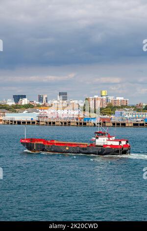 mv slit due motophopper nave entrando nel porto di portsmouth nel solent uk, speciale mestiere mv split due in corso di avvicinamento a portsmouth. Foto Stock