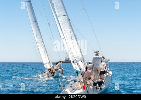 Regata di yacht a vela. Barche a vela sotto vela in gara Foto Stock