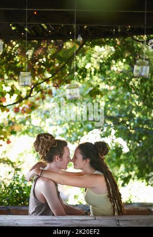 La loro connessione è innegabile. Una giovane coppia carina che trascorre il tempo insieme all'aperto. Foto Stock