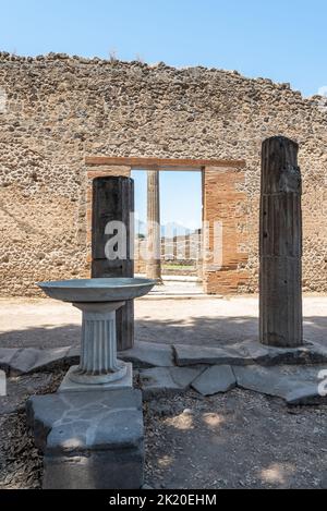 Colonne di marmo e fontana all'interno dell'antica casa romana di Pompei Foto Stock