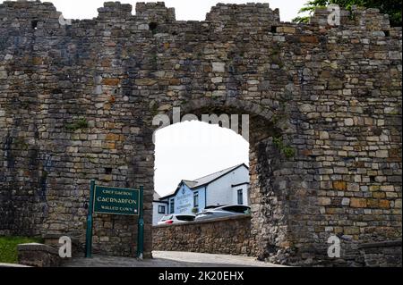Caernarfon, Regno Unito - 11 luglio 2022: Questa è la porta della città sulle mura di Stryd Pedwar a Chwech Street a Caernarfon, nel Galles del Nord. Foto Stock