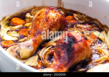 cosce di pollo cotte su cipolla cremosa Foto Stock