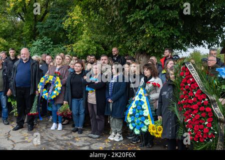 Kiev, Ucraina. 15th Set, 2022. I parenti dell'eroe deceduto piangono durante il funerale. Funerali del soldato ucraino Yurchenko Oleksii (1951 - 2022) che morì il 8th settembre durante l'operazione di liberazione della città di Balakliya, nella regione di Kharkiv. Prima dell'invasione, era un cameraman sul canale televisivo ucraino 'Priamyi'. (Foto di Mykhaylo Palinchak/SOPA Images/Sipa USA) Credit: Sipa USA/Alamy Live News Foto Stock