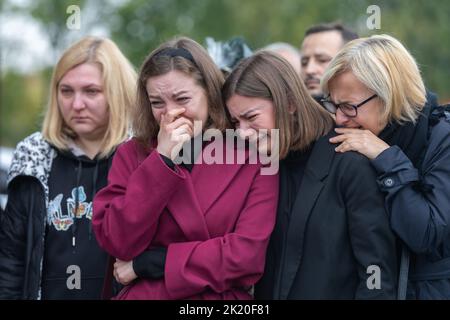 Kiev, Ucraina. 15th Set, 2022. I parenti piangono durante il funerale. Funerali del soldato ucraino Yurchenko Oleksii (1951 - 2022) che morì il 8th settembre durante l'operazione di liberazione della città di Balakliya, nella regione di Kharkiv. Prima dell'invasione, era un cameraman sul canale televisivo ucraino 'Priamyi'. (Foto di Mykhaylo Palinchak/SOPA Images/Sipa USA) Credit: Sipa USA/Alamy Live News Foto Stock