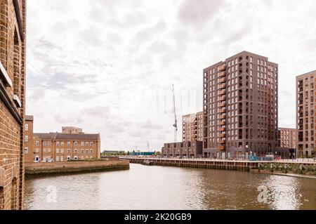 Nuovo complesso di appartamenti lungo il Roding Riverside a Barking, East London Foto Stock