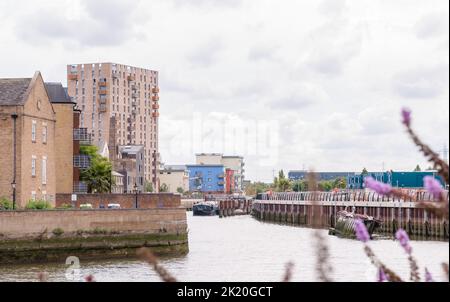 Nuovo complesso di appartamenti lungo il Roding Riverside a Barking, East London Foto Stock