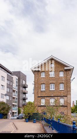 Nuovo complesso di appartamenti lungo il Roding Riverside a Barking, East London Foto Stock